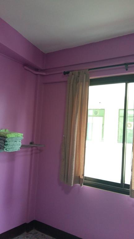 New C.H. Guest House Банкок Екстериор снимка