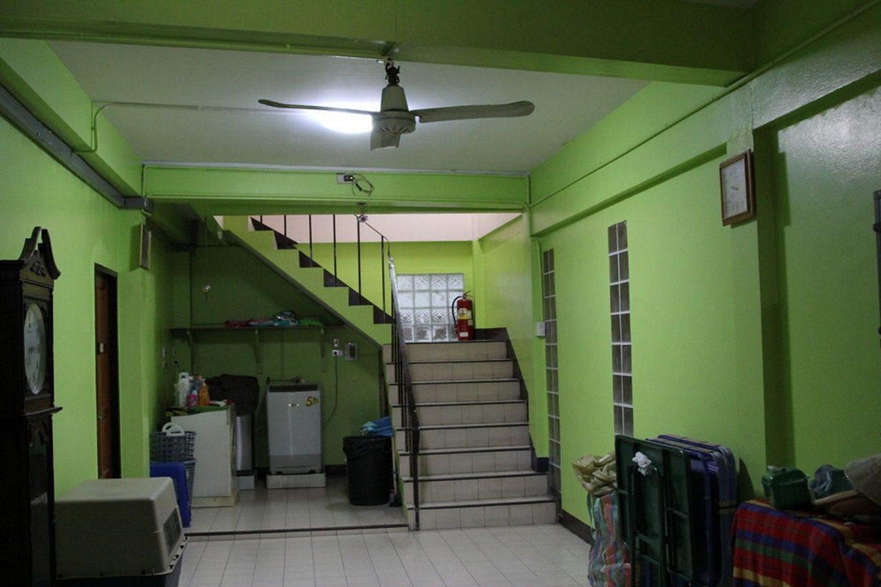 New C.H. Guest House Банкок Екстериор снимка